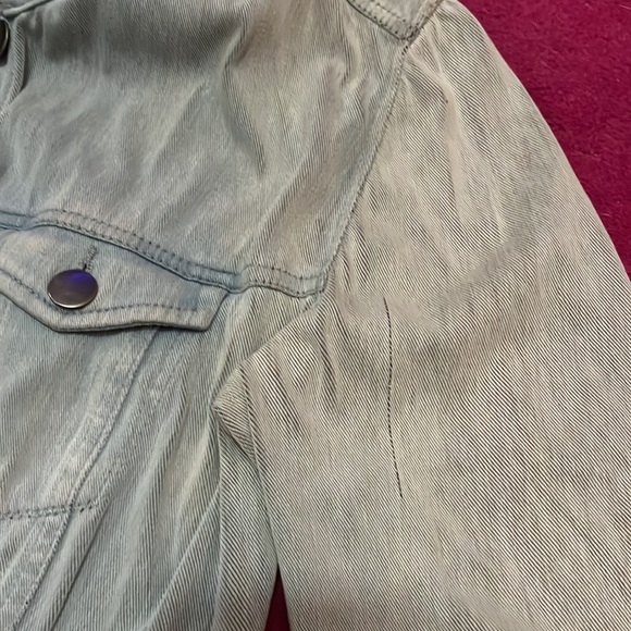 Soft denim Button down long sleeve shirt - Picture 3 of 6